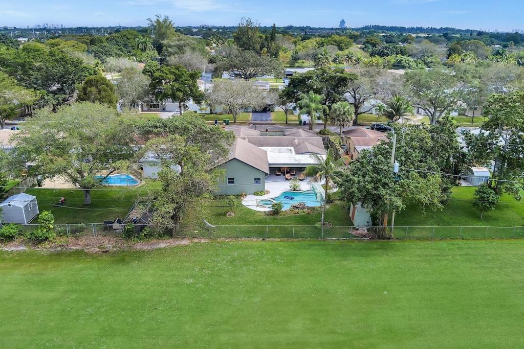 Pool Heat I Firepit And Bbq I 75"Tv I Foosball I 581Mbps Cooper City Exterior photo
